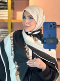 روسری حریر نخ دست دوز طرح فراگامو