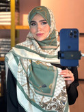 روسری حریر نخ دست دوز طرح زنجیری منگوله